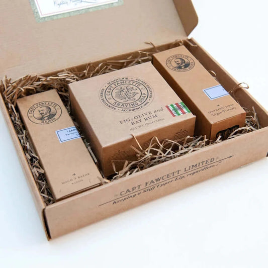 Skutimosi dovanų rinkinys su sintetinių šerelių šepetėliu, kelių ašmenų skustuvu ir Scapicchio skutimosi muilu. Dovanų rinkinys su pagrindiniais produktais ir priedais autentiškam skutimosi potyriui.