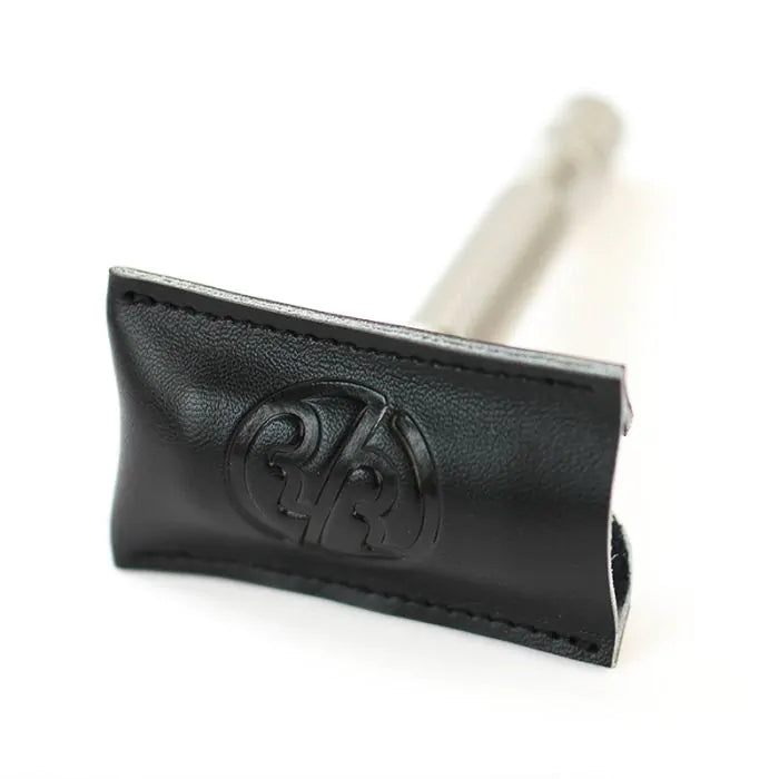 Aukštos kokybės odos dėklas apsaugo skustuvą kelionės metu.