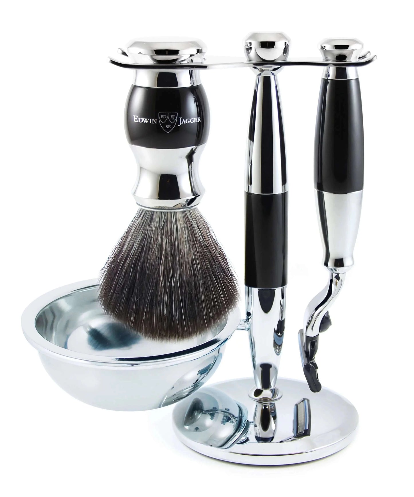 Keturių dalių Edwin Jagger Fusion Mach3 skutimosi rinkinys. Pagaminta ir surinkta rankomis Šefilde Edwin Jagger Premium kolekcija Originalios Gillette dalys Į komplektą įeina Gillette Mach3 ašmenys. Juodas sintetinis skutimosi šepetėlis Idealiai tinka veganams ir vegetarams Chromuotas stovas Sukurtas taip, kad tiktų Edwin Jagger muilo užpildams Šis elegantiškas, šiuolaikiškas skustuvas turi Gillette Mach3 galvutę ir vieną peiliuką komplekte.