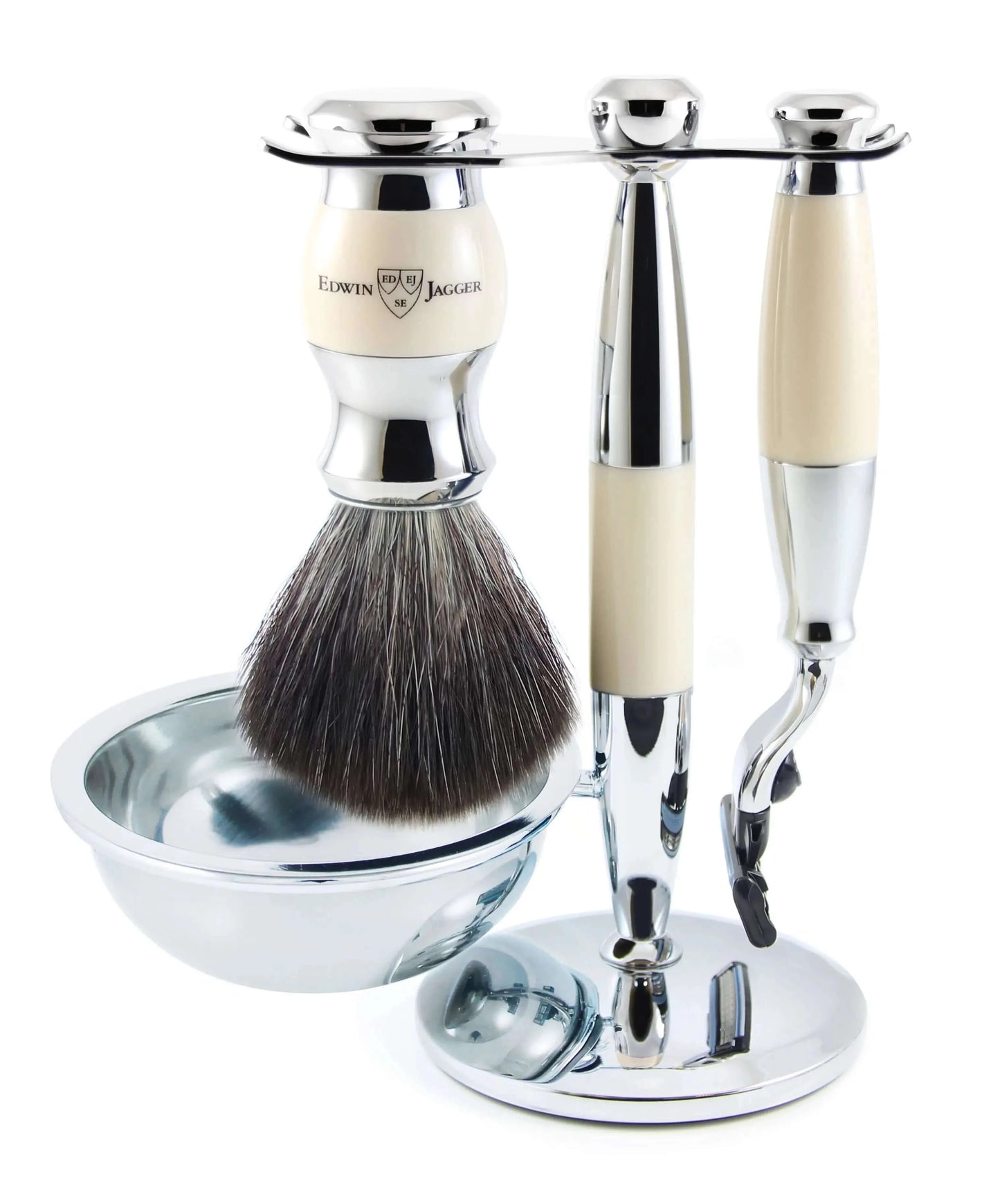 Keturių dalių Edwin Jagger Fusion Mach3 skutimosi rinkinys. Pagaminta ir surinkta rankomis Šefilde Edwin Jagger Premium kolekcija Originalios Gillette dalys Į komplektą įeina Gillette Mach3 ašmenys Juodas sintetinis skutimosi šepetėlis Idealiai tinka veganams ir vegetarams Chromuotas stovas Sukurtas taip, kad tiktų Edwin Jagger muilo užpildams Šis elegantiškas, šiuolaikiškas skustuvas turi Gillette Mach3 galvutę ir vieną peiliuką komplekte.