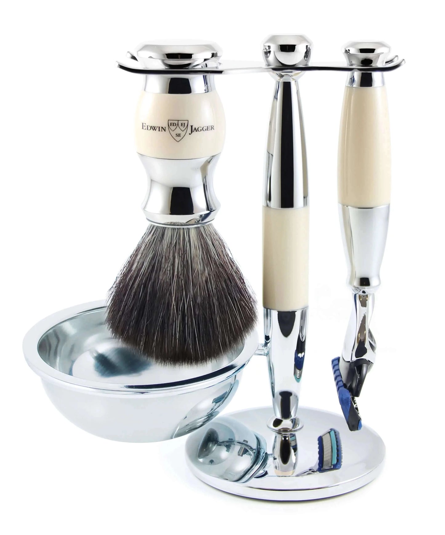 Keturių dalių Edwin Jagger Fusion ProGlide skutimosi rinkinys. Elegantiškas, šiuolaikiškas skustuvas turi Gillette Fusion ProGlide galvutę ir vieną peiliuką komplekte.