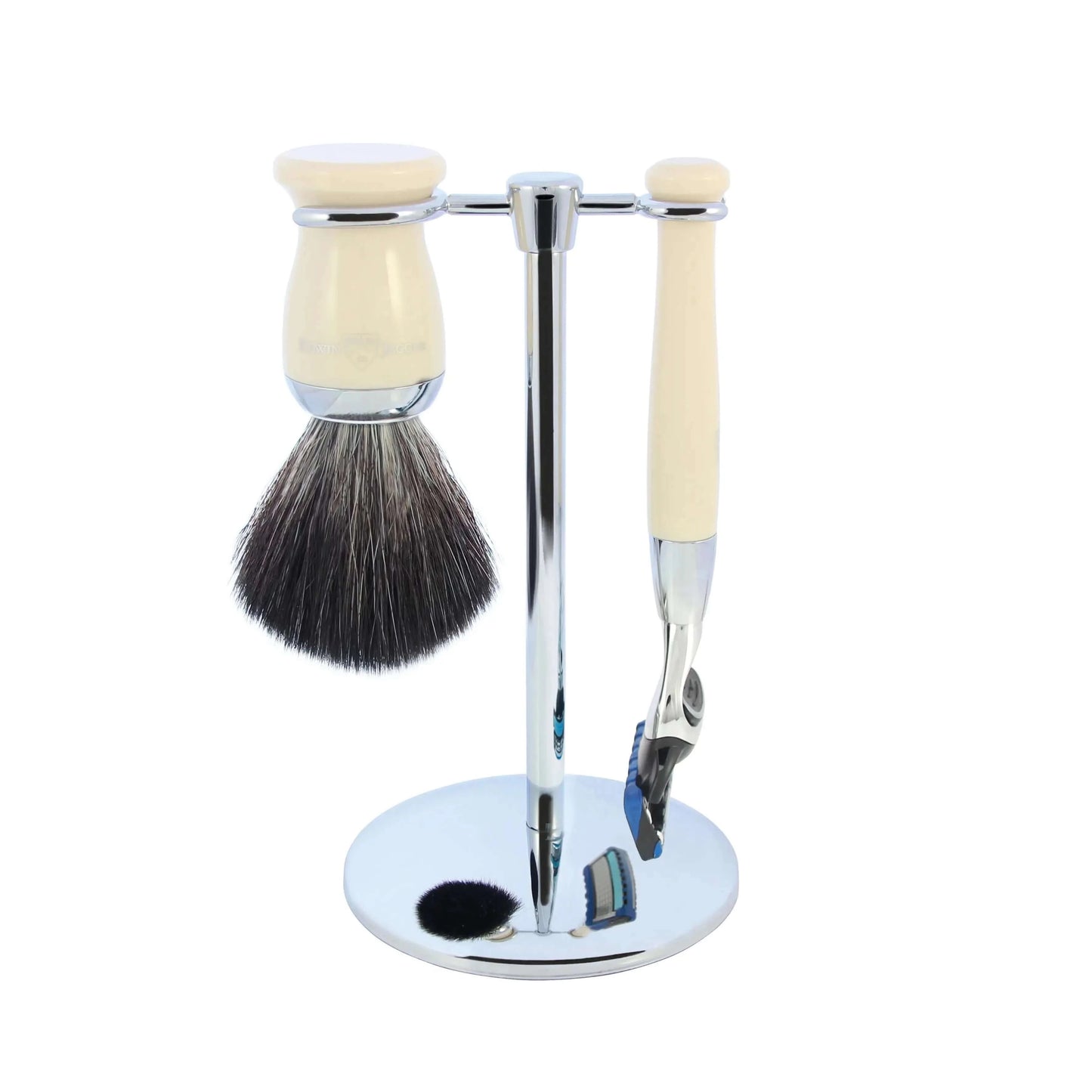 Trijų dalių Edwin Jagger Fusion ProGlide skutimosi rinkinys. Edwin Jagger Fusion skustuvai sujungia meistriškumą ir modernų dizainą, skustuvas turi Edwin Jagger rankenėlę ir originalias Gillette dalis. Sintetinis pluoštas yra etiška, draugiška veganams, prieinama alternatyva barsukų plaukams.